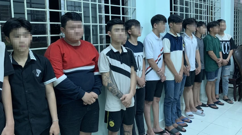 Nhóm do hai học sinh cầm đầu giải quyết mâu thuẫn bằng dao, kiếm. Ảnh: LA Nhóm do hai học sinh cầm đầu giải quyết mâu thuẫn bằng dao, kiếm. Ảnh: LA