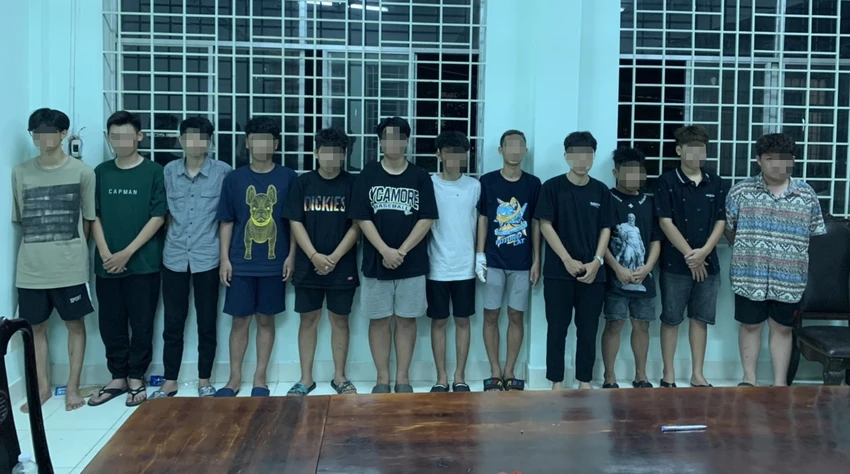 Một trong hai nhóm do hai học sinh cầm đầu giải quyết mâu thuẫn bằng dao, kiếm. Ảnh: LA Một trong hai nhóm do hai học sinh cầm đầu giải quyết mâu thuẫn bằng dao, kiếm. Ảnh: LA