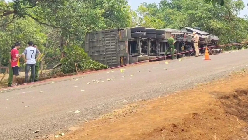 Lực lượng công an khám nghiệm hiện trường điều tra nguyên nhân vụ tai nạn. Ảnh: LA Lực lượng công an khám nghiệm hiện trường điều tra nguyên nhân vụ tai nạn. Ảnh: LA