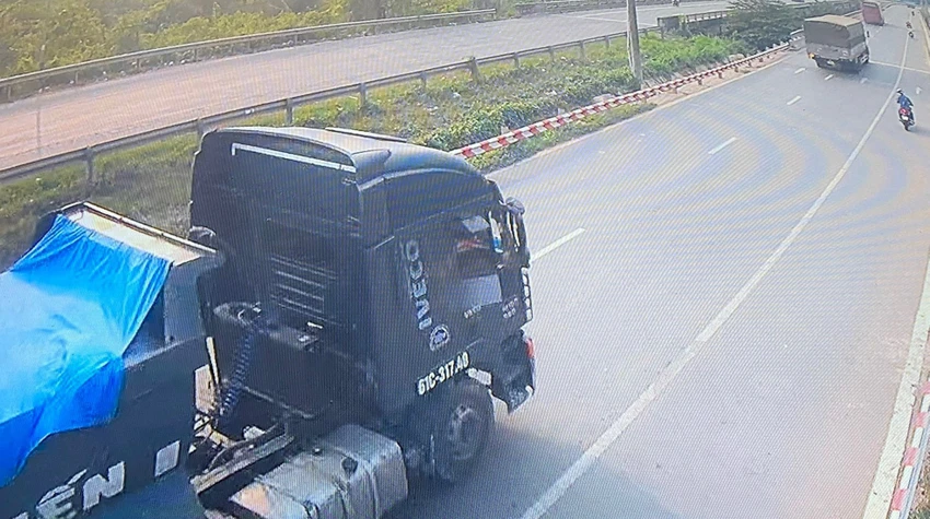 Công an trích xuất camera phát hiện chiếc xe ben nghi liên quan đến tai nạn. Ảnh: CACC Công an trích xuất camera phát hiện chiếc xe ben nghi liên quan đến tai nạn. Ảnh: CACC