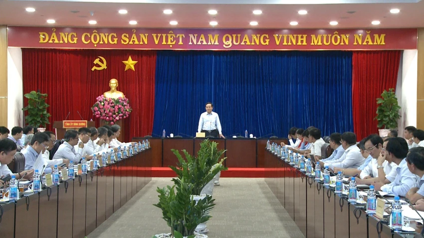 Phó Thủ tướng làm việc với năm tỉnh để giải quyết các vấn đề vướng mắc, khó khăn. Phó Thủ tướng làm việc với năm tỉnh để giải quyết các vấn đề vướng mắc, khó khăn.