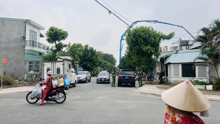 Lực lượng công an phong tỏa hiện trường để điều tra vụ án mạng. Ảnh: LÊ ÁNH Lực lượng công an phong tỏa hiện trường để điều tra vụ án mạng. Ảnh: LÊ ÁNH