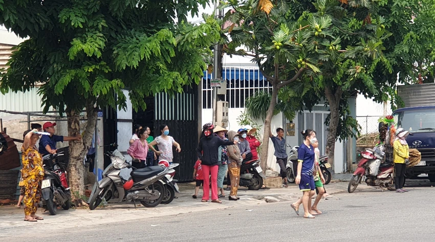 Người dân gần đó bàng hoàng khi phát hiện vụ việc. Ảnh: LÊ ÁNH Người dân gần đó bàng hoàng khi phát hiện vụ việc. Ảnh: LÊ ÁNH