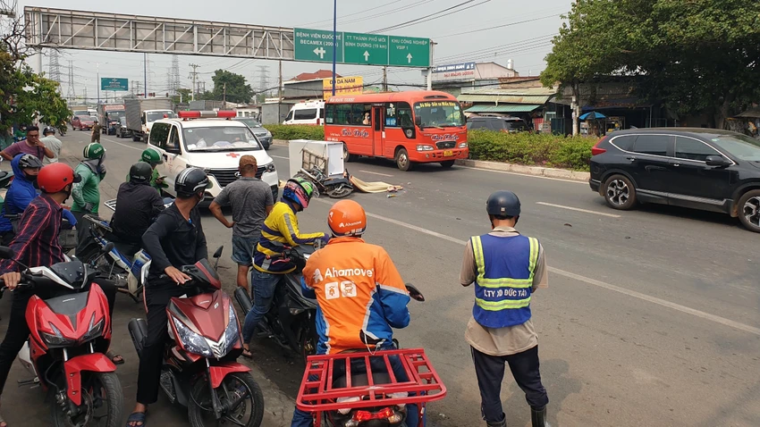Nạn nhân nghi bị xe đầu kéo cán qua tử vong tại chỗ. Ảnh: LA Nạn nhân nghi bị xe đầu kéo cán qua tử vong tại chỗ. Ảnh: LA