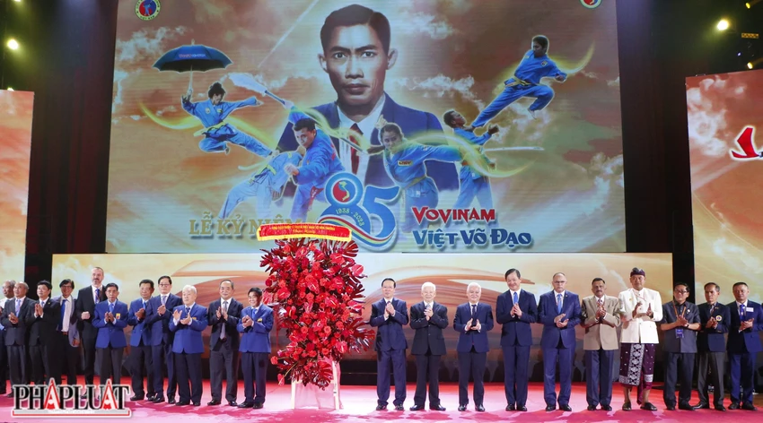Chủ tịch nước Võ Văn Thưởng đã tặng hoa chúc mừng. Ảnh: LÊ ÁNH Chủ tịch nước Võ Văn Thưởng đã tặng hoa chúc mừng. Ảnh: LÊ ÁNH