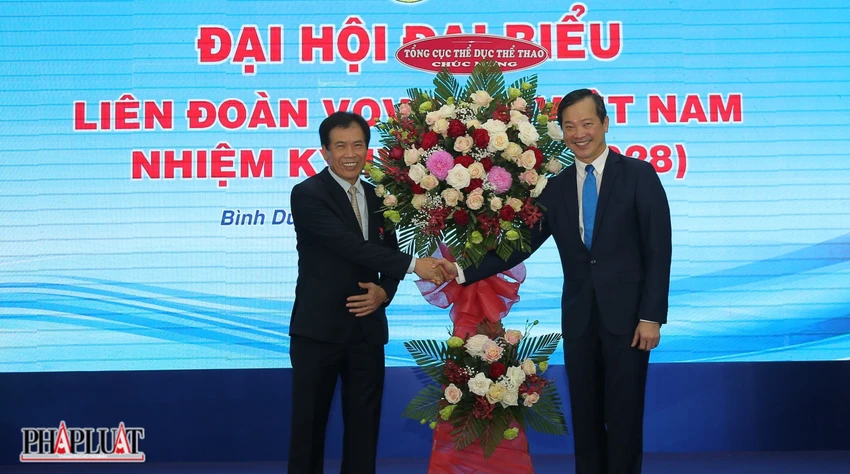 Ông Mai Hữu Tín (phải) tái đắc cử chức danh Chủ tịch Vovinam Việt Nam. Ảnh: LA Ông Mai Hữu Tín (phải) tái đắc cử chức danh Chủ tịch Vovinam Việt Nam. Ảnh: LA