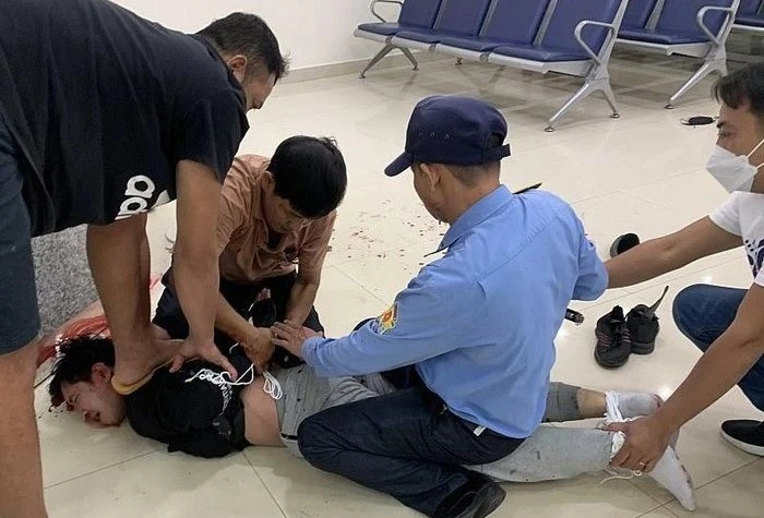 Bảo vệ và một số người dân bắt giữ thành công tên cướp. Ảnh: NHCC Bảo vệ và một số người dân bắt giữ thành công tên cướp