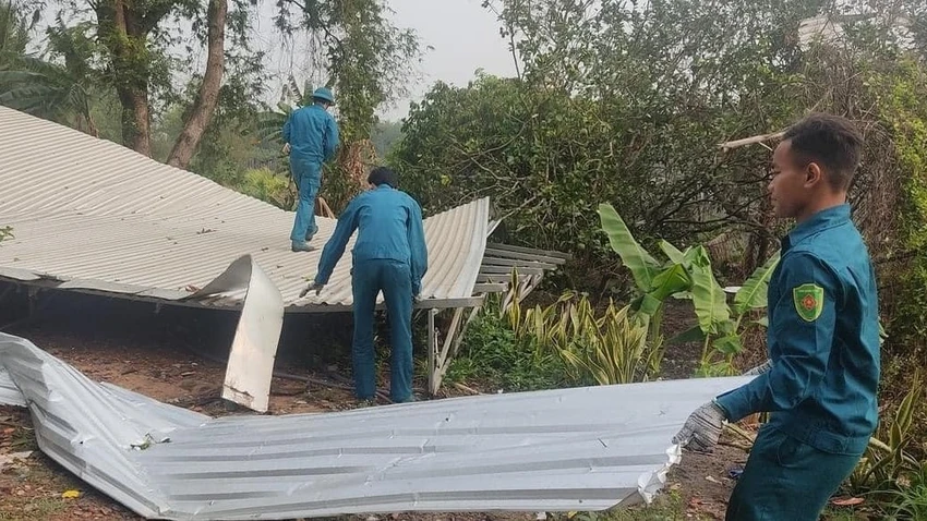 Chính quyền địa phương hỗ trợ người dân khắc phục thiệt hại. Ảnh: LA Chính quyền địa phương hỗ trợ người dân khắc phục thiệt hại