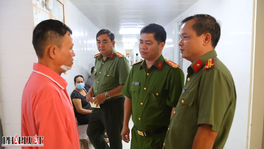 Lãnh đạo Công an tỉnh Bình Dương thăm hỏi sức khỏe anh Phượng tại bệnh viện. Ảnh: LÊ ÁNH