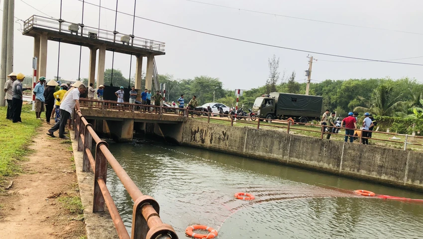 Lực lượng chức năng tổ chức tìm kiếm. Ảnh: LA