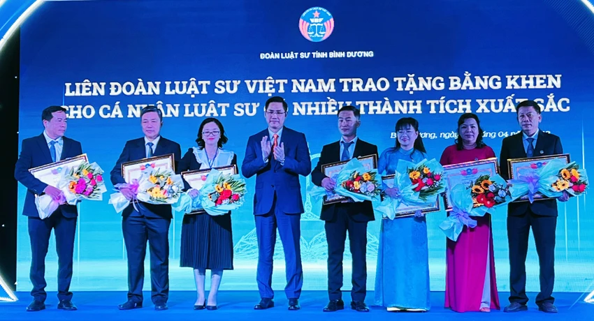 Nhiều luật sư nhận bằng khen của Đoàn Luật sư Việt Nam và Đoàn Luật sư tỉnh Bình Dương. Ảnh: LÊ ÁNH Nhiều luật sư nhận bằng khen của Đoàn Luật sư Việt Nam và Đoàn Luật sư tỉnh Bình Dương. Ảnh: LÊ ÁNH