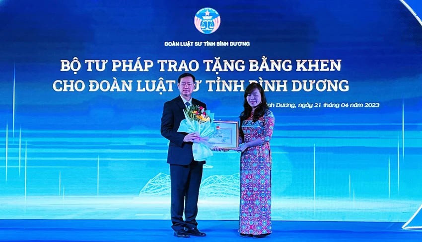 Đoàn luật sư tỉnh Bình Dương nhận bằng khen của Bộ Tư pháp. Ảnh; LÊ ÁNH Đoàn luật sư tỉnh Bình Dương nhận bằng khen của Bộ Tư pháp. Ảnh; LÊ ÁNH