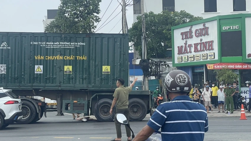 Công an đang khám nghiệm hiện trường vụ tai nạn. Ảnh: LA Công an đang khám nghiệm hiện trường vụ tai nạn. Ảnh: LA