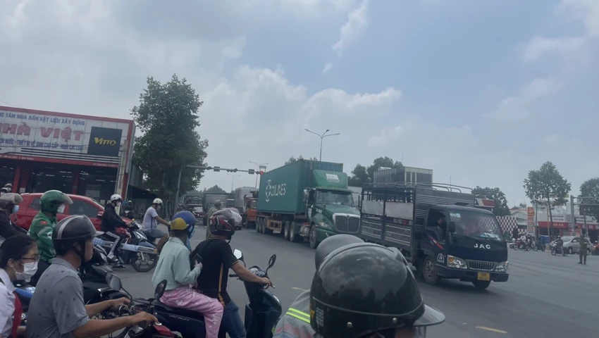 Vụ tai nạn xảy ra ở ngã tư có nhiều phương tiện qua lại, nên giao thông bị ùn ứ. Ảnh: LA Vụ tai nạn xảy ra ở ngã tư có nhiều phương tiện qua lại, nên giao thông bị ùn ứ. Ảnh: LA