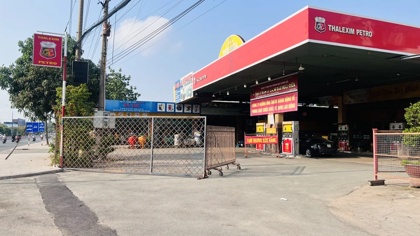 Nhiều cây xăng đóng cửa đã lâu nhưng vẫn chưa hoạt động lại. Ảnh: LÊ ÁNH Nhiều cây xăng đóng cửa đã lâu nhưng vẫn chưa hoạt động lại. Ảnh: LÊ ÁNH