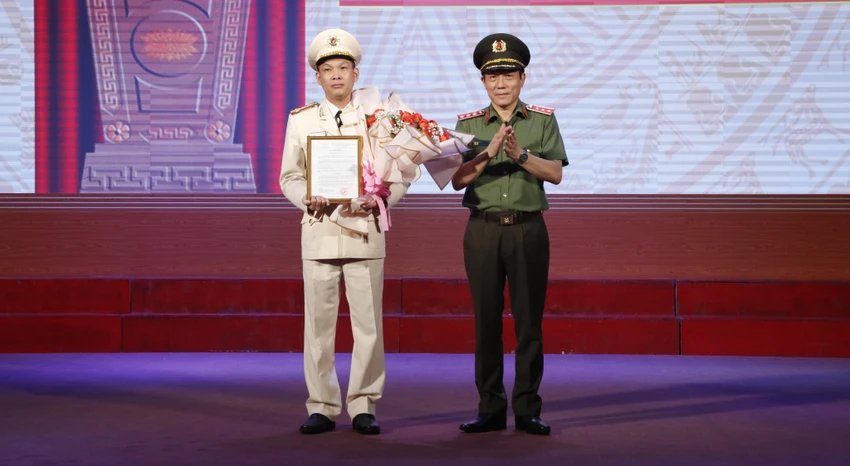 Thượng tướng Lương Tam Quang, Thứ trưởng Bộ Công an đã trao quyết định cho đại tá Tạ Văn Đẹp. Ảnh: LÊ ÁNH