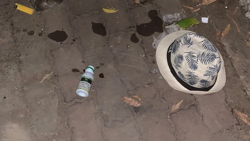 Chai thuốc trừ sâu phát hiện bên cạnh người đàn ông. Ảnh: CACC Chai thuốc trừ sâu phát hiện bên cạnh người đàn ông
