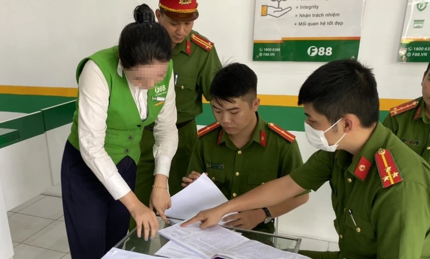 Công an huyện Phú Giáo kiểm tra các cửa hàng giao dịch của công ty F88. Ảnh: CACC Công an huyện Phú Giáo kiểm tra các cửa hàng giao dịch của công ty F88. Ảnh: CACC