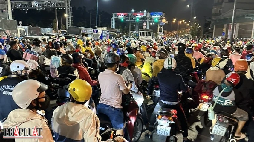 Theo Ban Bí thư, việc giải quyết ùn tắc giao thông tại một số TP, đô thị lớn vẫn còn nhiều khó khăn… Ảnh: LÊ ÁNH Theo Ban Bí thư, việc giải quyết ùn tắc giao thông tại một số TP, đô thị lớn vẫn còn nhiều khó khăn… Ảnh: LÊ ÁNH