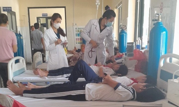Các em học sinh nhập viện vào ngày 26-4 đã khỏe lại và được về nhà. Ảnh: DH Các em học sinh nhập viện vào ngày 26-4 đã khỏe lại và được về nhà. Ảnh: DH