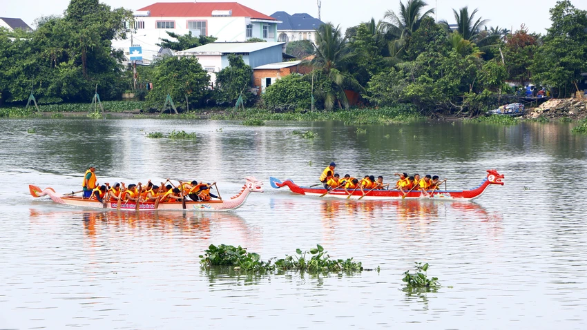 Giải đua thuyền tạo không khí vui tươi, phấn khởi trong dịp nghỉ lễ. Ảnh: LÊ ÁNH