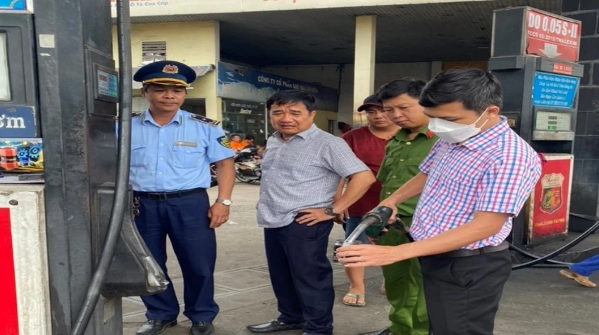 Thời điểm kiểm tra cây xăng, lấy mẫu để thử nghiệm. Ảnh: QLTT Thời điểm kiểm tra cây xăng, lấy mẫu để thử nghiệm. Ảnh: QLTT