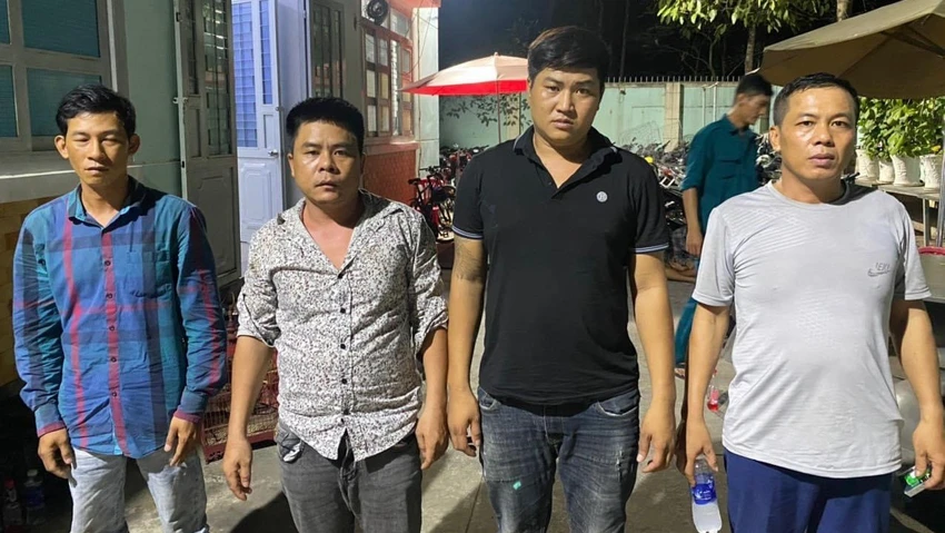 Nhóm thanh niên đang bẻ khóa xe thì bị bắt quả tang. Ảnh: CACC Nhóm thanh niên đang bẻ khóa xe thì bị bắt quả tang