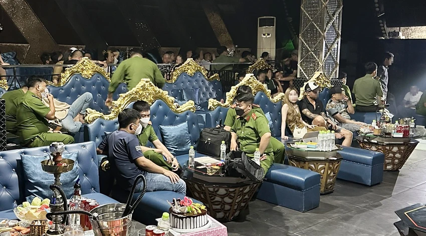 Lực lượng công an kiểm tra phát hiện nhiều người dương tính với ma túy. Ảnh: CACC Lực lượng công an kiểm tra phát hiện nhiều người dương tính với ma túy. Ảnh: CACC