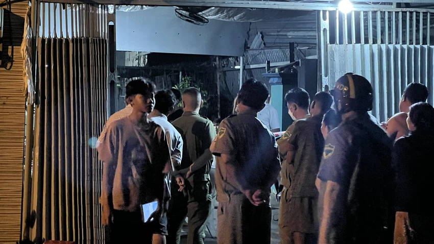 Lực lượng công an có mặt tại hiện trường khám nghiệm. Ảnh: LA Lực lượng công an có mặt tại hiện trường khám nghiệm. Ảnh: LA