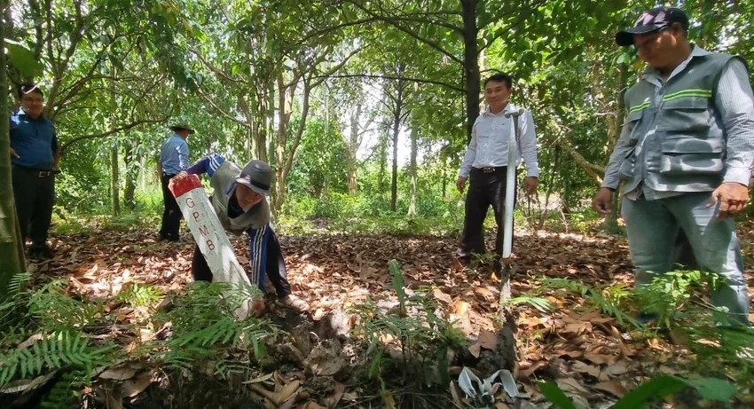 Bình Dương cắm cọc xác định ranh giới thu hồi, giải phóng mặt bằng nơi tuyến đường Vành đai 3 đi qua. Ảnh: LA Bình Dương cắm cọc xác định ranh giới thu hồi, giải phóng mặt bằng nơi tuyến đường Vành đai 3 đi qua. Ảnh: LA