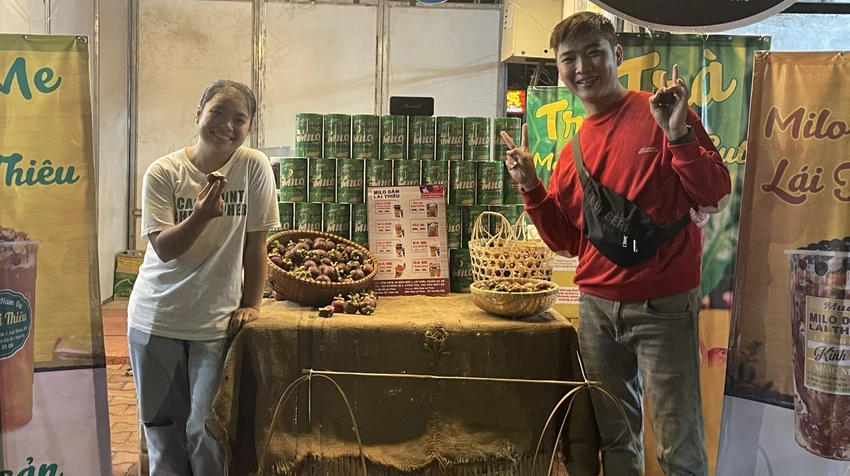 Trái cây chín đúng vụ ở Lái Thiêu được du khách đánh giá có hương vị đặc biệt hơn những nơi khác. Ảnh: UYỂN NHI Trái cây chín đúng vụ ở Lái Thiêu được du khách đánh giá có hương vị đặc biệt hơn những nơi khác. Ảnh: UYỂN NHI