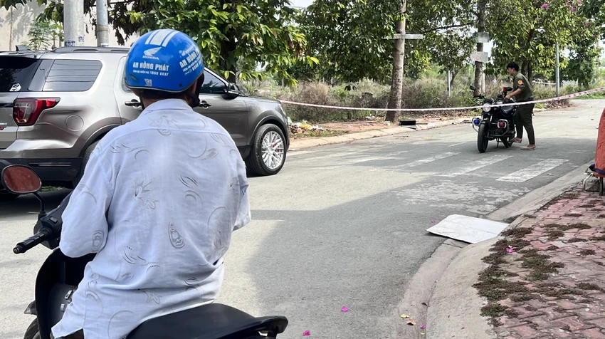 Lực lượng chức năng phong tỏa nghiêm ngặt các lối ra vào khu tái định cư. Ảnh: LÊ ÁNH Lực lượng chức năng phong tỏa nghiêm ngặt các lối ra vào khu tái định cư. Ảnh: LÊ ÁNH