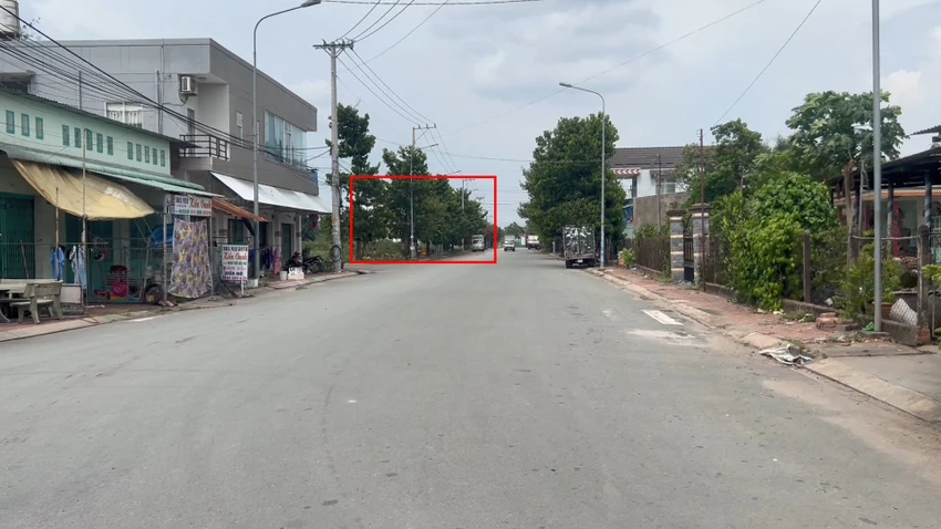 Con đường dẫn vào khu đất trống thuộc khu tái định cư, nơi phát hiện một phần thi thể. Ảnh: LÊ ÁNH Con đường dẫn vào khu đất trống thuộc khu tái định cư, nơi phát hiện một phần thi thể. Ảnh: LÊ ÁNH