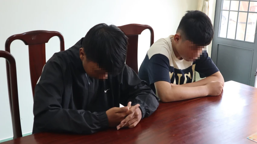 Hai học sinh bị lực lượng công an mời lên làm việc. Ảnh: CACC