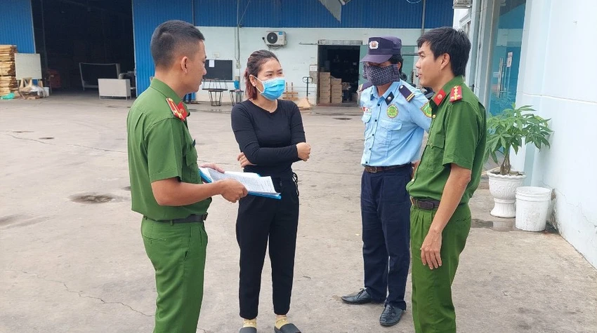 Lực lượng công an đến từng công ty, quán ăn, quán cà phê... phát thông báo nhờ người dân hỗ trợ. Ảnh: LA Lực lượng công an đến từng công ty, quán ăn, quán cà phê... phát thông báo nhờ người dân hỗ trợ. Ảnh: LA