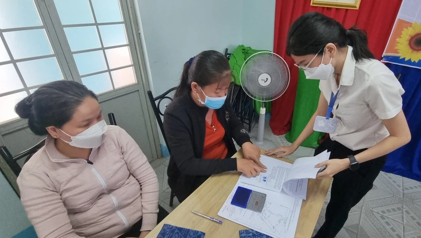 Người dân làm thủ tục để nhận tiền bồi thường từ dự án đường vành đai 3 TP.HCM. Ảnh: LA Người dân làm thủ tục để nhận tiền bồi thường từ dự án đường vành đai 3 TP.HCM. Ảnh: LA