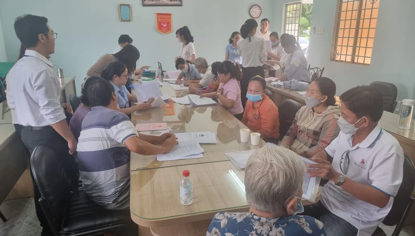 Trong đợt 1 có 53 hộ dân được nhận tiền bồi thường. Ảnh: LA Trong đợt 1 có 53 hộ dân được nhận tiền bồi thường. Ảnh: LA