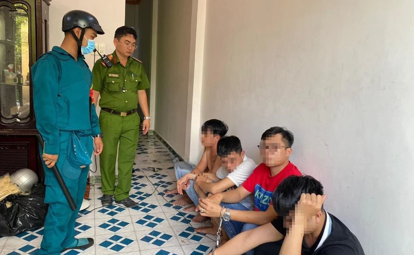 Nhóm thanh niên đang sử dụng trái phép chất ma túy bị bắt quả tang. Ảnh: CACC