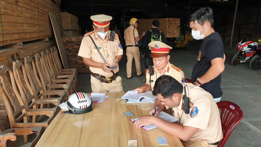 Lực lượng công an lập biên bản vi phạm hành chính. Ảnh: LA Lực lượng công an lập biên bản vi phạm hành chính. Ảnh: LA