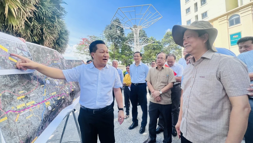 Lãnh đạo hai địa phương đi khảo sát các nút giao thông của các dự án sắp triển khai. Ảnh: LÊ ÁNH Lãnh đạo hai địa phương đi khảo sát các nút giao thông của các dự án sắp triển khai. Ảnh: LÊ ÁNH