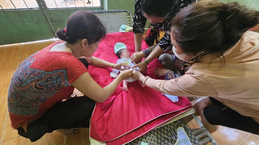Bé trai được người dân phát hiện đưa về chăm sóc. Ảnh: Người dân cung cấp Bé trai được người dân phát hiện đưa về chăm sóc. Ảnh: Người dân cung cấp