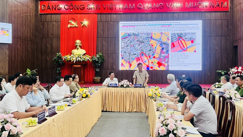 Ông Võ Văn Minh-Chủ tịch UBND tỉnh Bình Dương phát biểu tại cuộc họp. Ảnh: LÊ ÁNH Ông Võ Văn Minh-Chủ tịch UBND tỉnh Bình Dương phát biểu tại cuộc họp. Ảnh: LÊ ÁNH