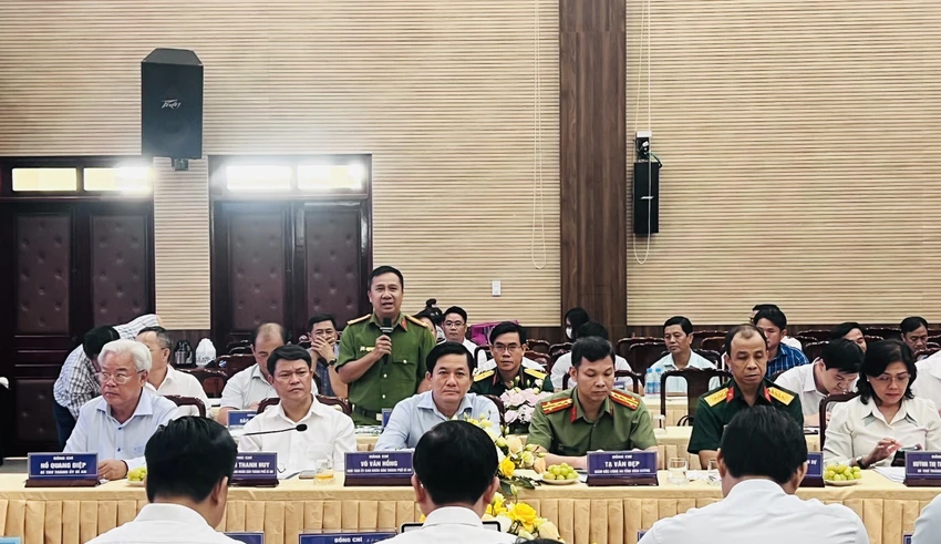 Thượng tá Đàm Bảo Quân, Trưởng Công an TP Dĩ An thông tin về việc đảm bảo ANTT trên địa bàn giáp ranh. Ảnh: LÊ ÁNH Thượng tá Đàm Bảo Quân, Trưởng Công an TP Dĩ An thông tin về việc đảm bảo ANTT trên địa bàn giáp ranh. Ảnh: LÊ ÁNH