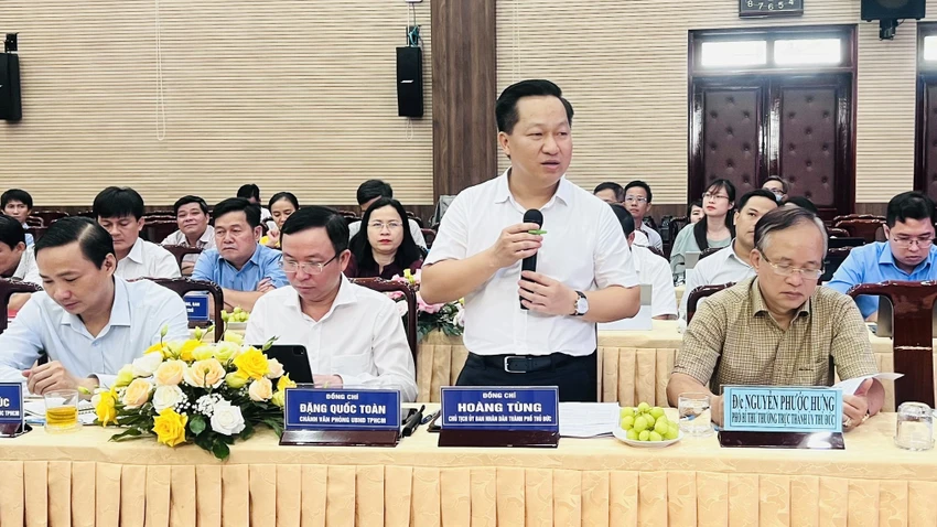 Ông Hoàng Tùng, Chủ tịch UBND TP Thủ Đức đề xuất đầu tư 5 vị trí kết nối trọng điểm. Ảnh: LÊ ÁNH Ông Hoàng Tùng, Chủ tịch UBND TP Thủ Đức đề xuất đầu tư 5 vị trí kết nối trọng điểm. Ảnh: LÊ ÁNH