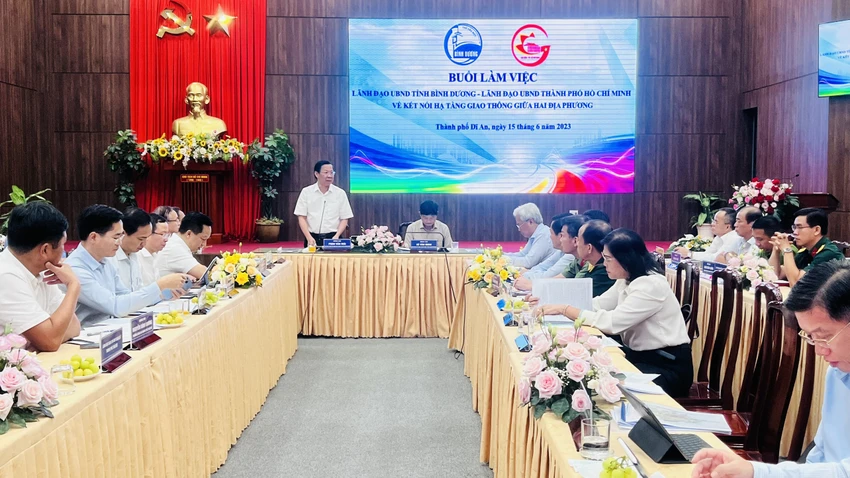 Ông Phan Văn Mãi, Chủ tịch UBND TP HCM phát biểu tại cuộc họp. Ảnh: LÊ ÁNH Ông Phan Văn Mãi, Chủ tịch UBND TP HCM phát biểu tại cuộc họp. Ảnh: LÊ ÁNH
