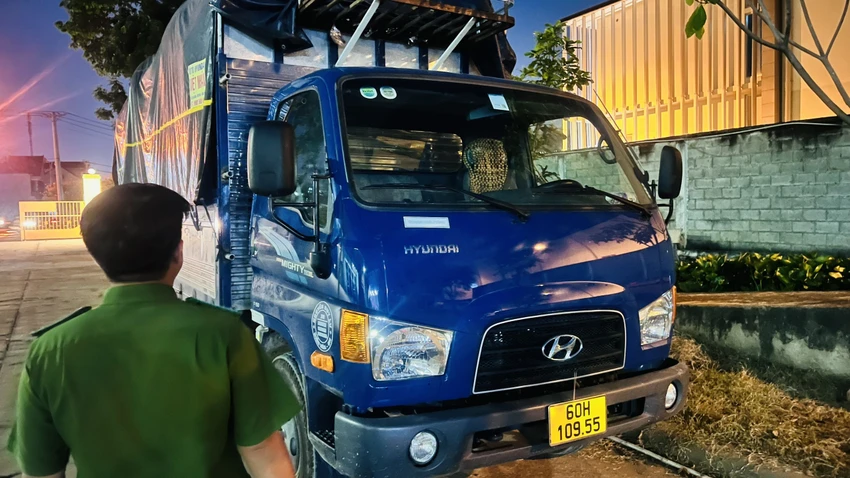 Tài xế và đại diện công ty không hợp tác, không ký vào biên bản vi phạm hành chính. Ảnh: LA