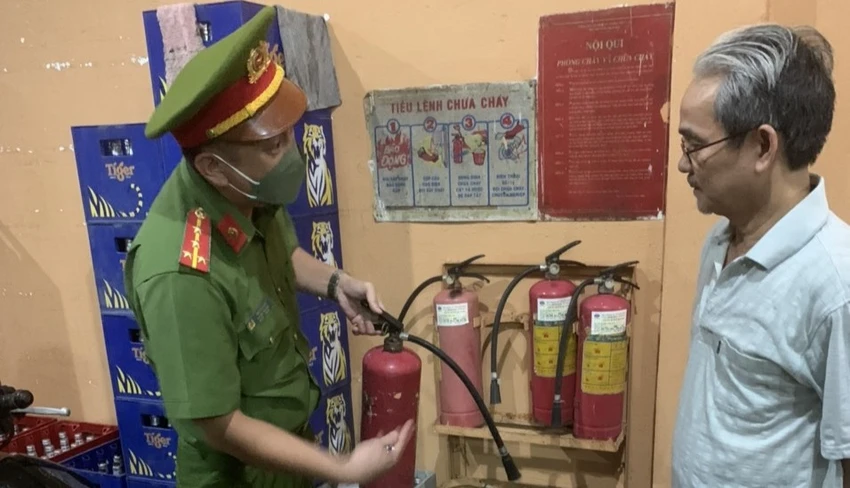Trong thời gian qua, lực lượng PCCC cũng đã tổ chức rất nhiều đợt xuống cơ sở để hướng dẫn cho các công ty, doanh nghiệp, hộ kinh doanh và người dân về công tác đảm bảo PCCC. Ảnh: LÊ ÁNH Trong thời gian qua, lực lượng PCCC cũng đã tổ chức rất nhiều đợt xuống cơ sở để hướng dẫn cho các công ty, doanh nghiệp, hộ kinh doanh và người dân về công tác đảm bảo PCCC. Ảnh: LÊ ÁNH