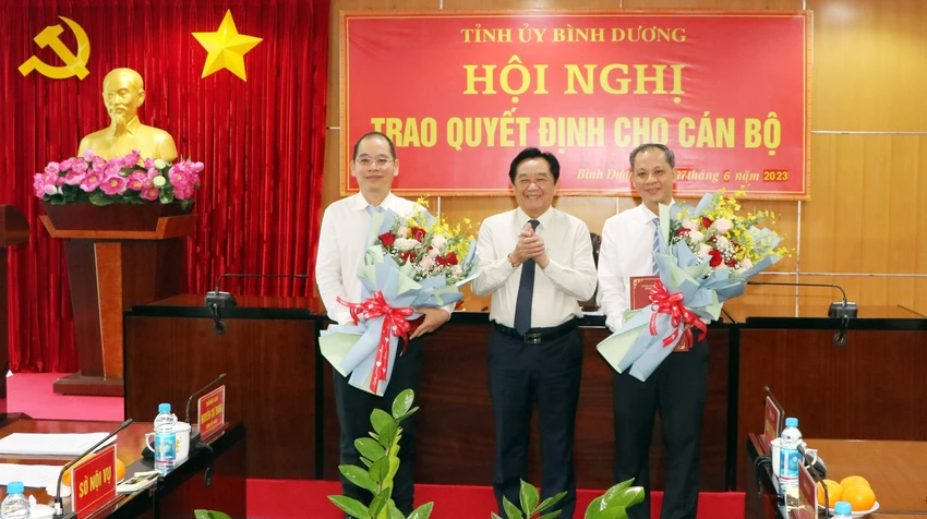 Ông Hùng (trái) và ông Việt (phải) nhận quyết định trong sáng 27-6. Ảnh: LA Ông Hùng (trái) và ông Việt (phải) nhận quyết định trong sáng 27-6. Ảnh: LA
