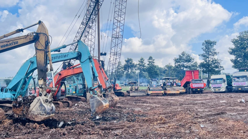 Ngay thời điểm nhấn nút động thổ, các xe cơ giới cũng bắt đầu hoạt động. Ảnh: LÊ ÁNH Ngay thời điểm nhấn nút động thổ, các xe cơ giới cũng bắt đầu hoạt động. Ảnh: LÊ ÁNH