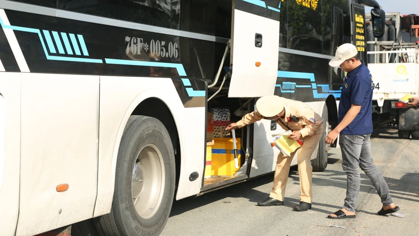 Các phương tiện được kiểm tra kỹ. Ảnh: LA Các phương tiện được kiểm tra kỹ. Ảnh: LA